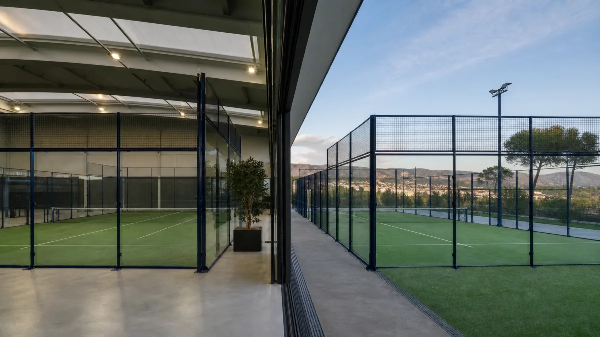 Kapalı mı Açık mı? Padel Kortu Yer Seçimi